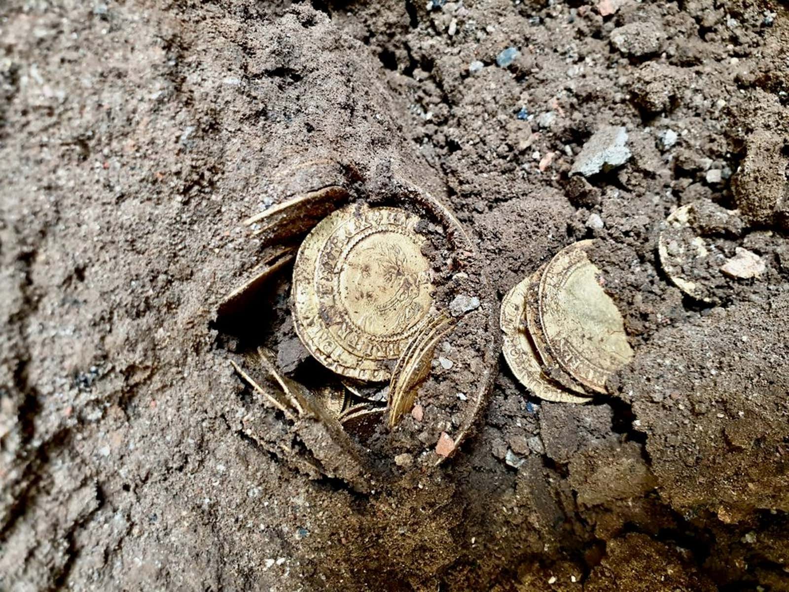 Những đồng tiền càng quý hiếm được tìm thấy dưới nền nhà - Ảnh: Spink & Son