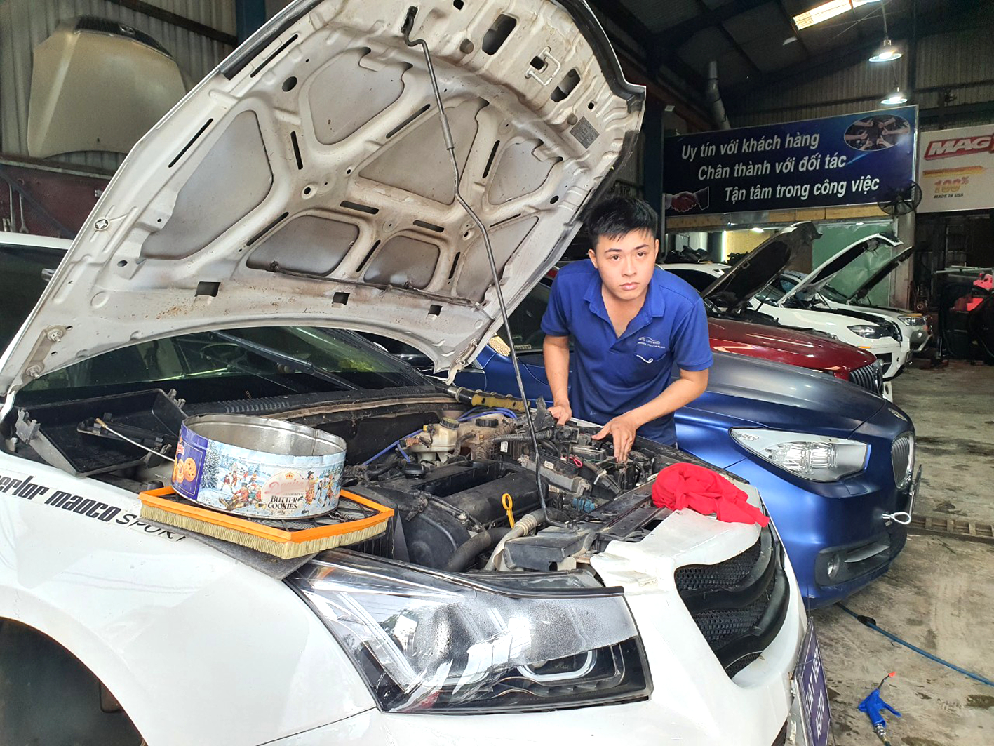 Các ga-ra sửa xe ở Đà Nẵng quá tải sau trận mưa lũ - ẢNH: Đ.DŨNG