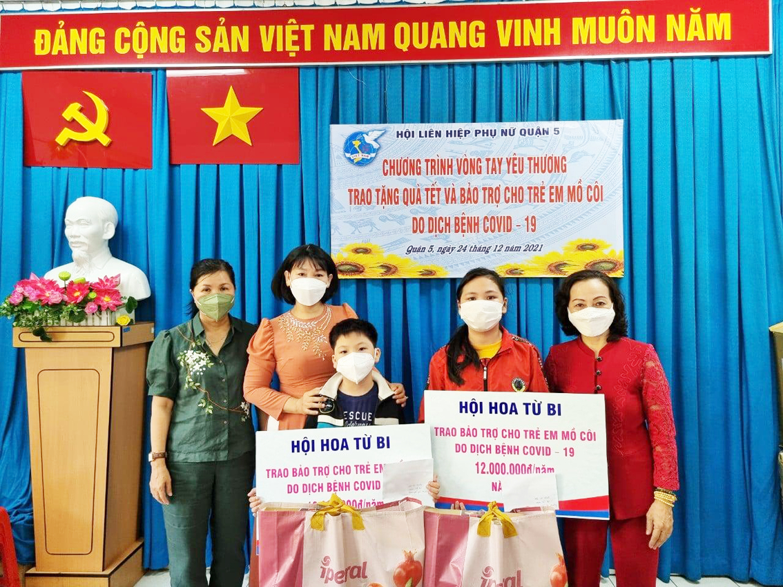 Chị Nguyễn Vũ Song Hòa (bìa phải) trao bảo trợ cho trẻ mồ côi vì COVID-19 tại Q.5