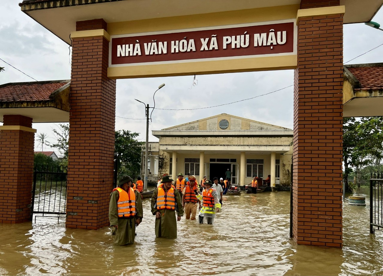 Nhà văn hóa  xã Phú Mậu nước lũ còn ngập sâu