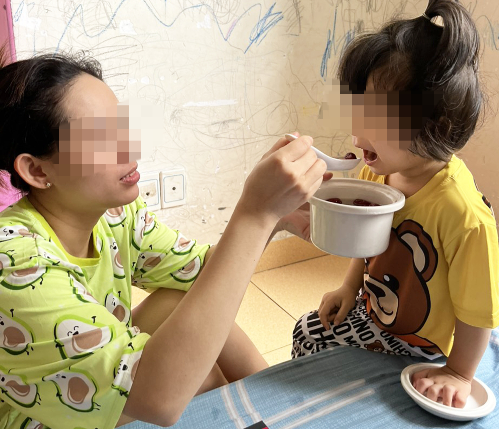 Chị Trương M.T. tẩm bổ yến cho con gái với niềm tin giúp trẻ phòng bệnh