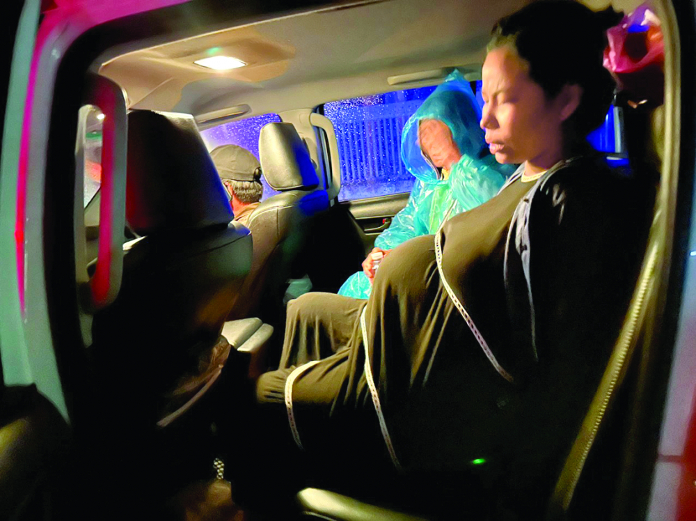 Lực lượng cảnh sát giao thông dùng xe chuyên dụng kịp thời đưa thai phụ Nguyễn Thị Ngọc đến bệnh viện sinh nở an toàn trong mưa lũ - ẢNH: THUẬN HÓA
