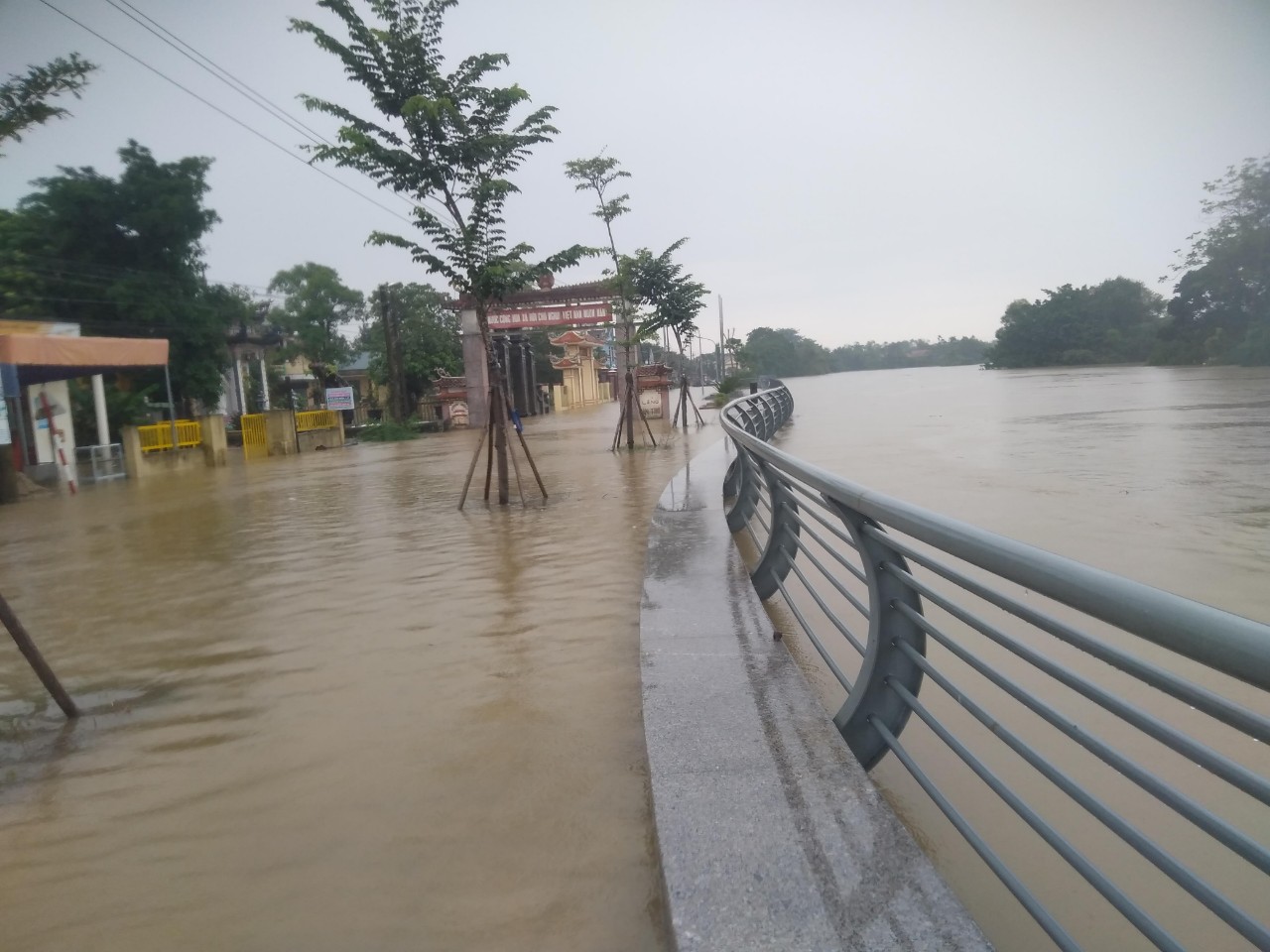 Hiện tại nước sông Ô Lâu đang dâng cao những vùng trũng của huyện Hải Lăng tỉnh Quảng Trị đang ngập sâu trong nước lũ