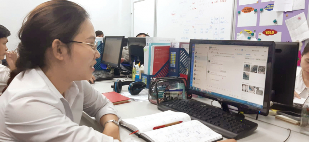 Nữ kỹ sư Vũ Thị Hoài Nhơn đang trao đổi online với đồng nghiệp về chất lượng các tấm bê tông làm từ than bụi khí đốt rác thải y tế