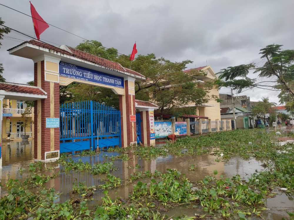Tại trường Tiểu học Thanh Tân (Thị xã Hương Thủy) tranh thủ nước lũ rút các thầy cô đã đến trường từ sớm dọn dẹp vẹ sinh sau lũ