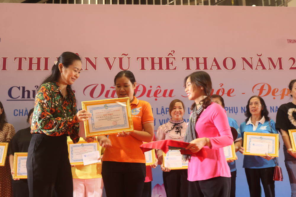 Bà Lâm Thị Ngọc Hoa - Phó chủ tịch thường trực Hội LHPN TP.HCM - trao giải cho đại diện đơn vị đoạt giải nhất. 