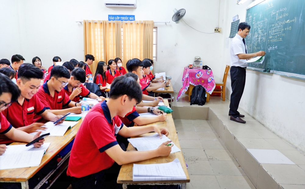 Giáo viên và học sinh Trường THCS - THPT Lạc Hồng, Q.12, TP.HCM trong tiết học - ẢNH: P.T