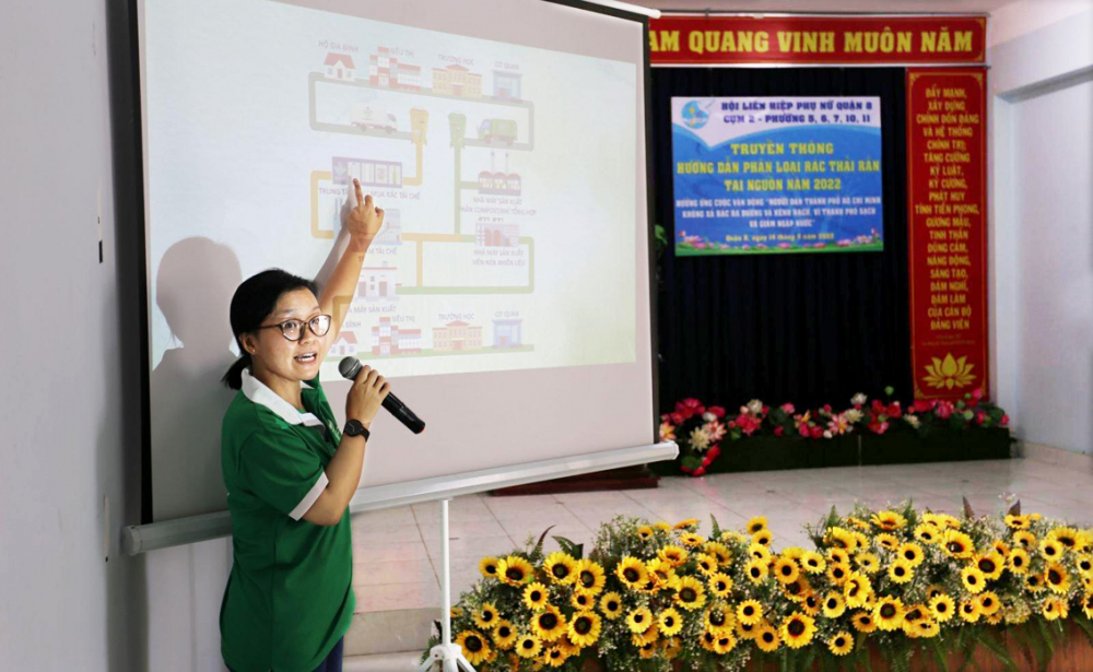 Chị Lê Thị Thanh Thùy trong buổi truyền thông hướng dẫn người dân Q.8 phân loại rác tại nguồn