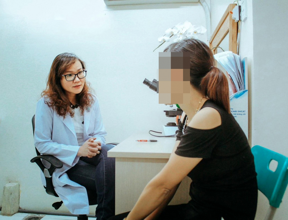 Bác sĩ Nguyễn Thị Hồng Thắm đang tư vấn cho một trường hợp về các dấu hiệu mang thai - ẢNH: H.T