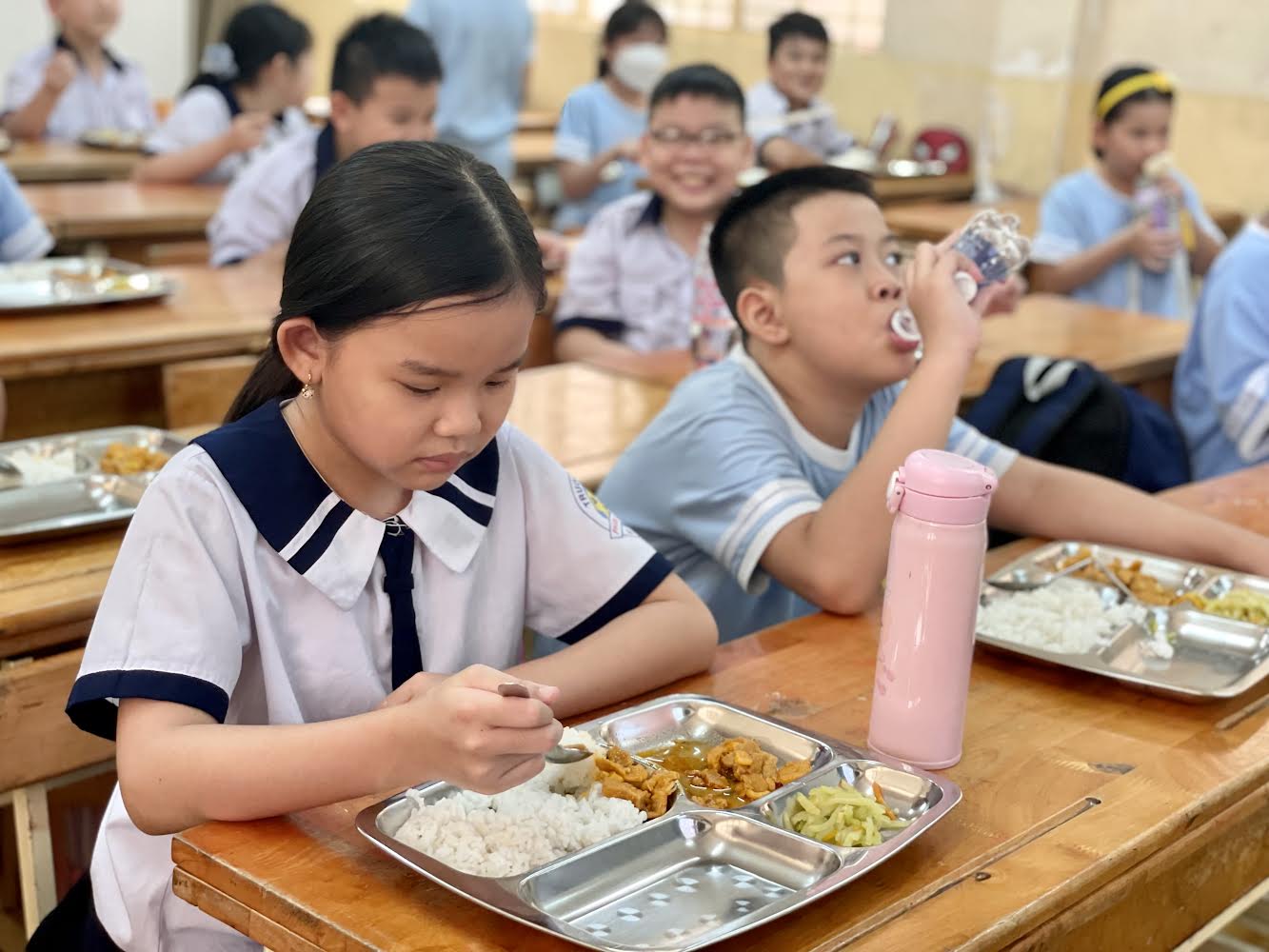 Sở GD-ĐT TPHCM yêu cầu nhà trường phối hợp với Ban đại diện CMHS giám sát quy trình, giá thành bữa ăn của học sinh 