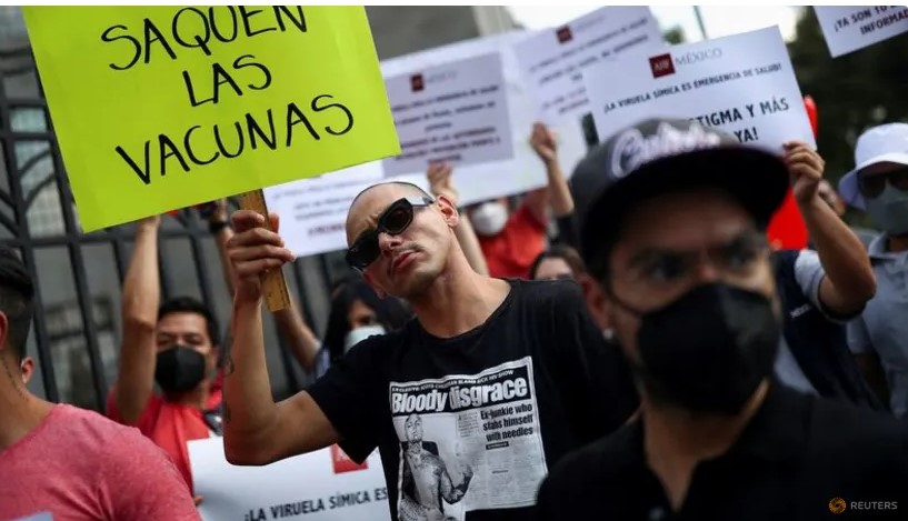 Một nhà hoạt động cầm tấm biển ghi dòng chữ Giải phóng vắc xin trong cuộc biểu tình kêu gọi chính phủ phản ứng mạnh mẽ hơn đối với cuộc khủng hoảng bệnh đậu mùa ở khỉ, bên ngoài tòa nhà Bộ trưởng Y tế, ở Thành phố Mexico, Mexico, Mexico và