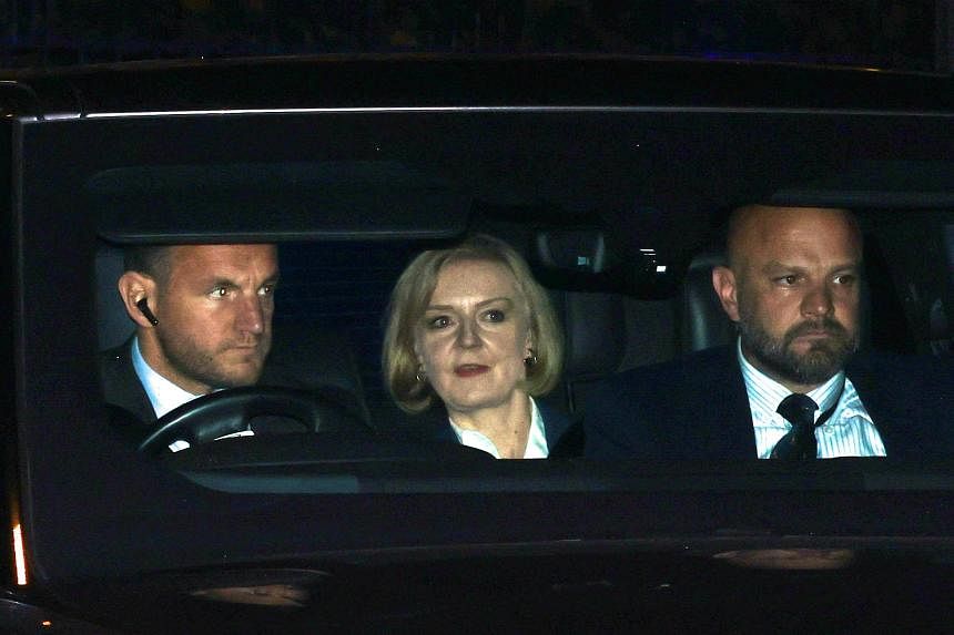 Thủ tướng Anh Liz Truss rời tòa nhà Quốc hội ở London, ngày 17/10.