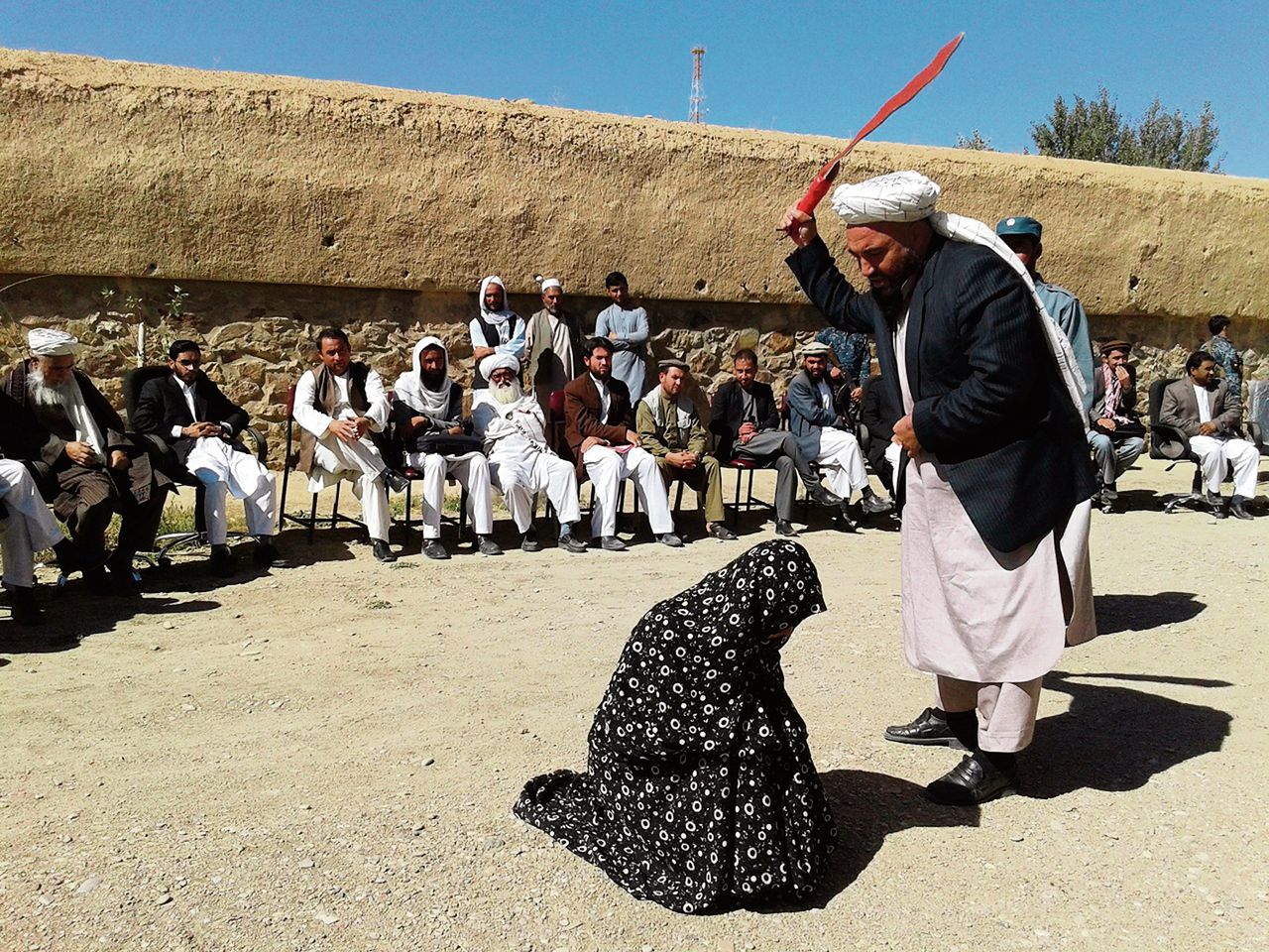 Một phụ nữ Afghanistan đang bị trừng phạt bằng bạo lực tại nơi công cộng - Ảnh: Khalfan S4