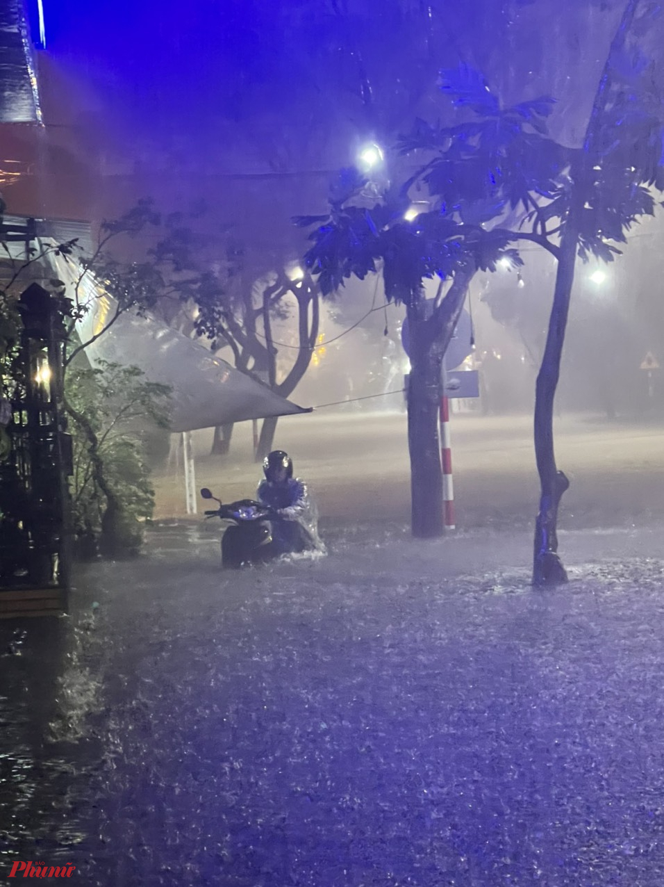 Do ảnh hưởng cơn bão số 5, mưa lớn khiến nhiều tuyến đường ở Đà Nẵng ngập sâu trong nước