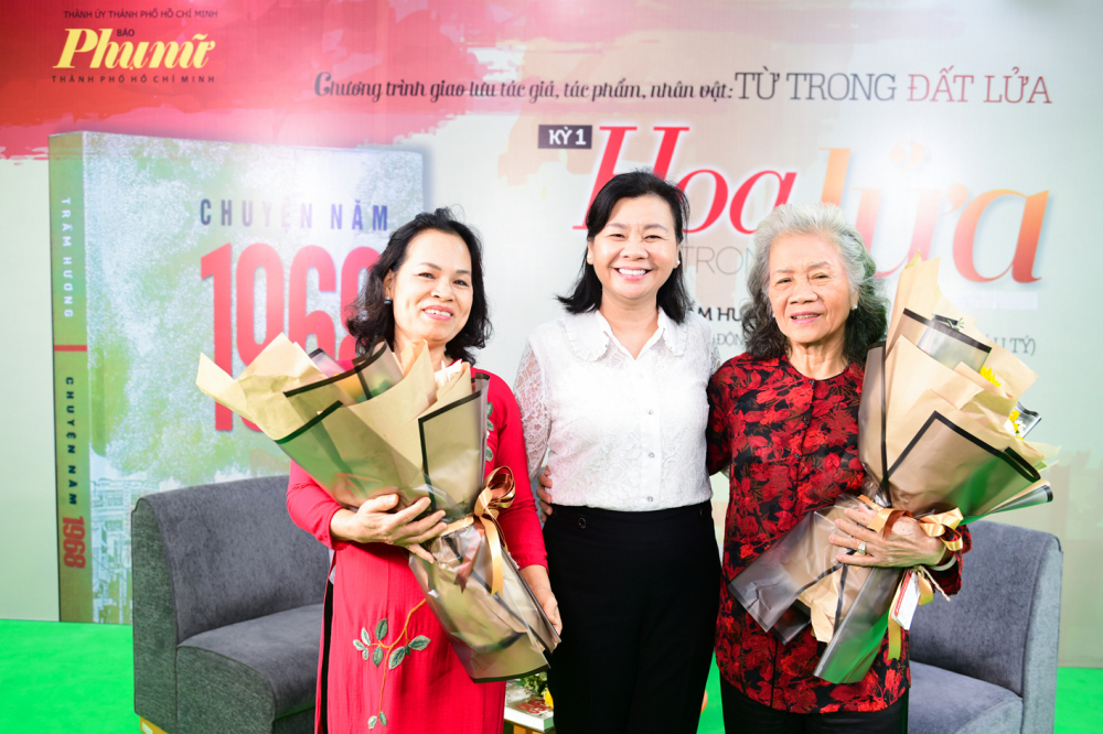 Nhà văn Trầm Hương (bìa trái) và bà Lại Thị Kim Túy (phải) nhận hoa cảm ơn từ bà Lý Việt Trung - Tổng Biên tập Báo Phụ Nữ TP.HCM - tại buổi ghi hình talk show Từ trong đất lửa - ẢNH: NGUYỄN QUANG