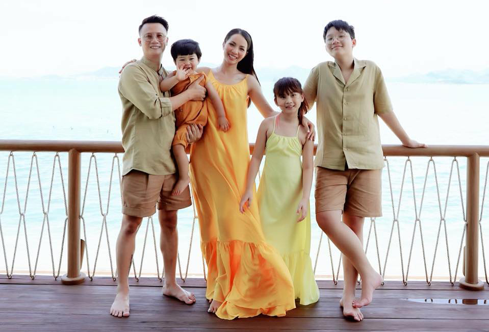 Ca sĩ Hoàng Bách cùng vợ và 3 con trong một chuyến du lịch