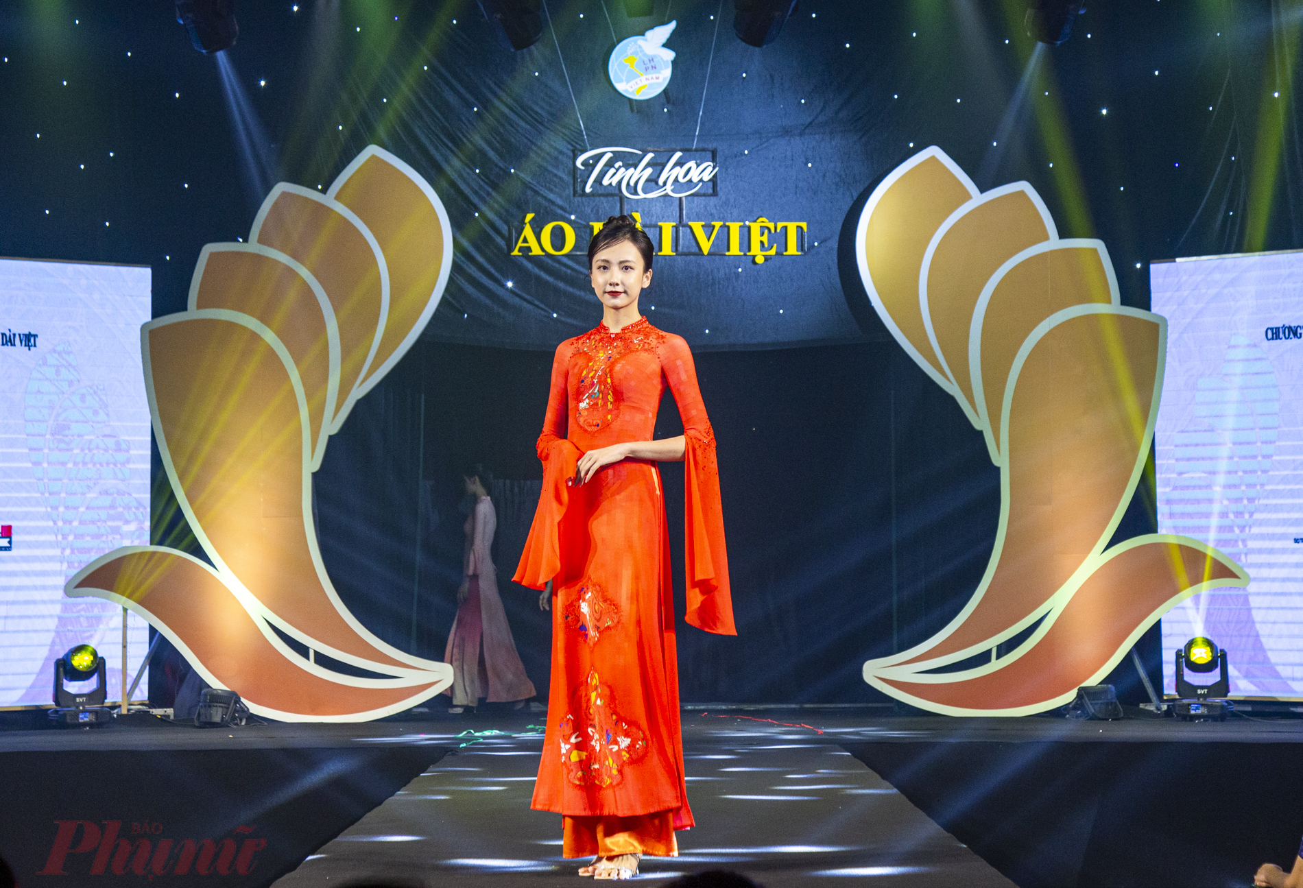 Những bộ sưu tập áo dài cao cấp, tinh xảo, sang trọng này đều đến từ nhà thiết kế Đỗ Trịnh Hoài Nam và các học trò.\