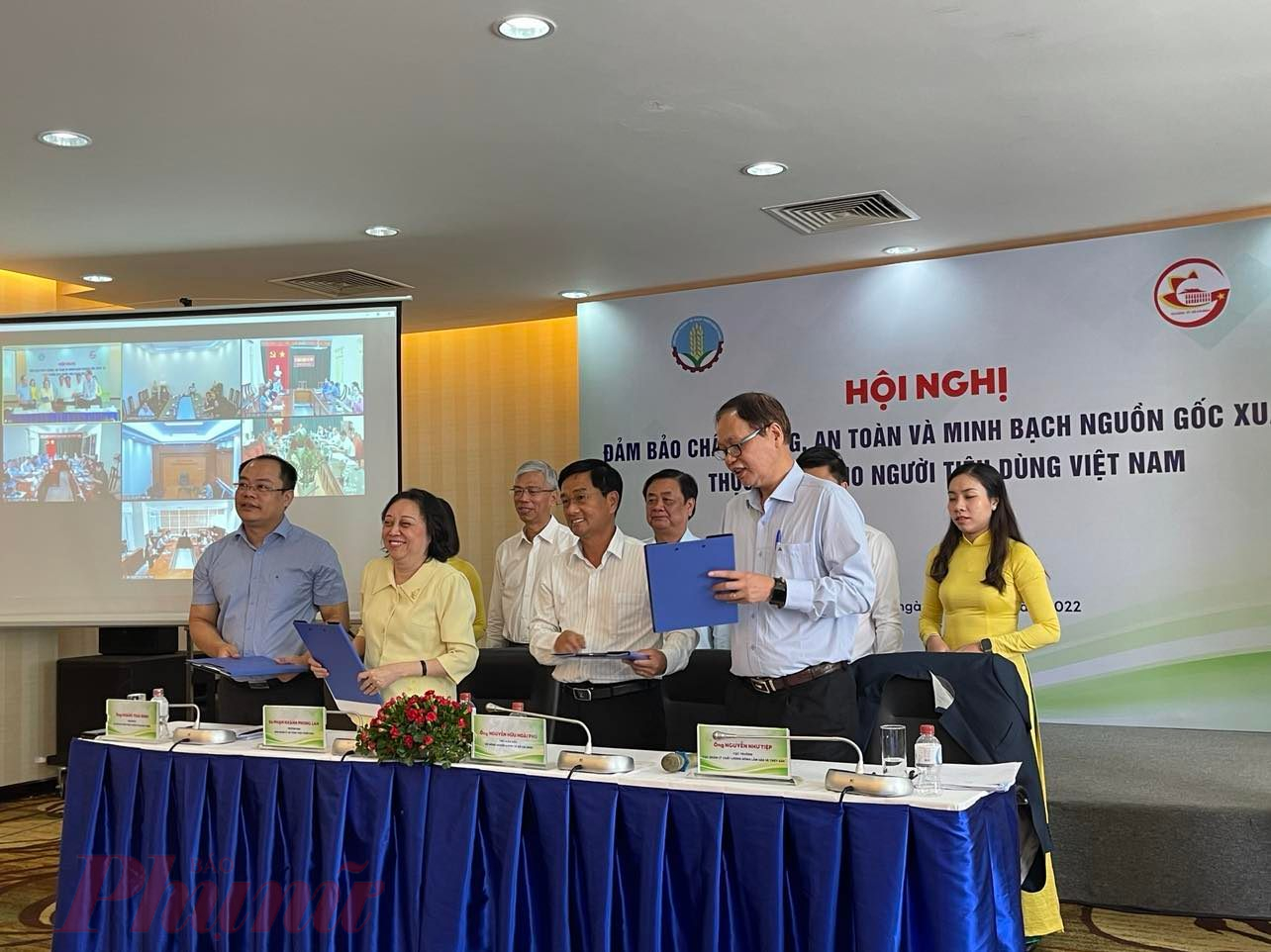 Các ban ngành, hiệp hội ký kết Chương trình hợp tác đẩy mạnh tiêu thụ nông sản “TP chất lượng, an toàn và minh bạch nguồn gốc xuất xứ TP cho người tiêu dùng Việt Nam - Ành: Nguyễn Cẩm