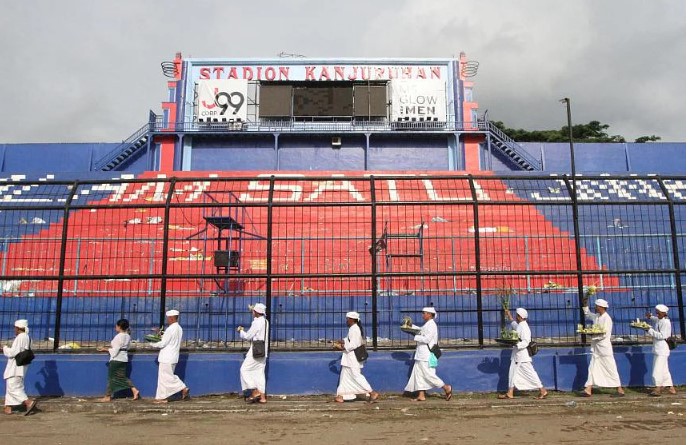 Người theo đạo Hindu tham gia nghi lễ cầu nguyện cho các nạn nhân tại sân vận động Kanjuruhan ở Malang vào ngày 7 tháng 10 năm 2022. ẢNH: REUTERS