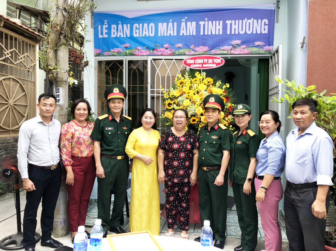 Hội LHPN Q.Gò Vấp trao tặng mái ấm tình thương cho bà Hoàng vào đúng dịp kỷ niệm 92 năm ngày thành lập Hội LHPN Việt Nam và 12 năm ngày Phụ nữ Việt Nam (20/10)