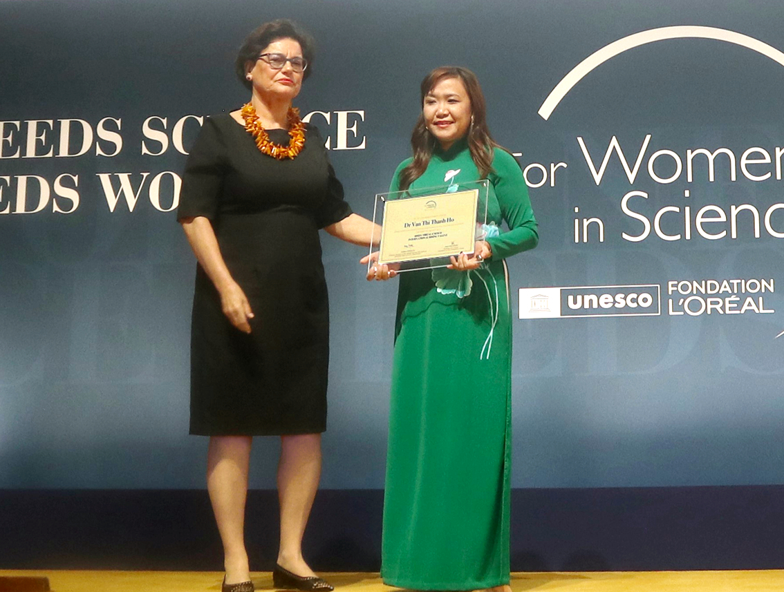 Cô Hồ Thị Thanh Vân (phải) nhận giải thưởng “Nhà khoa học nữ trẻ tài năng thế giới 2022” ở Paris vào ngày 22/6/2022 - ẢNH: BTC