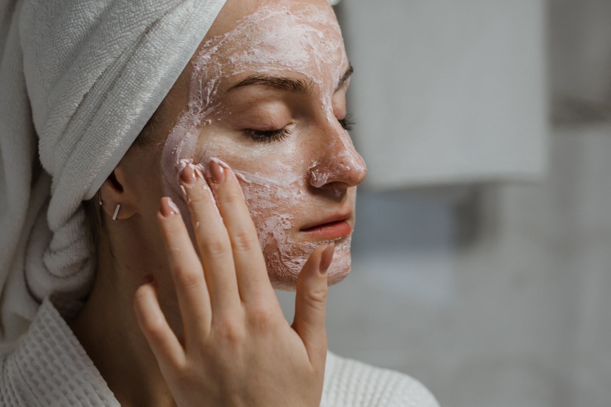 Chú trọng làm sạch: Yếu tố quan trọng nhất của quy trình chăm sóc da của phụ nữ Pháp là làm sạch. Bạn có da dầu, da khô hay da hỗn hợp thì phải cân nhắc lựa chọn loại sữa rửa mặt phù hợp với yêu cầu cụ thể của làn da. Bằng cách này có thể hạn chế sự xuất hiện của mụn và bọng mắt, nhờ đó lỗ chân lông có khả năng hấp thụ tốt hơn các dưỡng chất từ các sản phẩm dưỡng da khác.