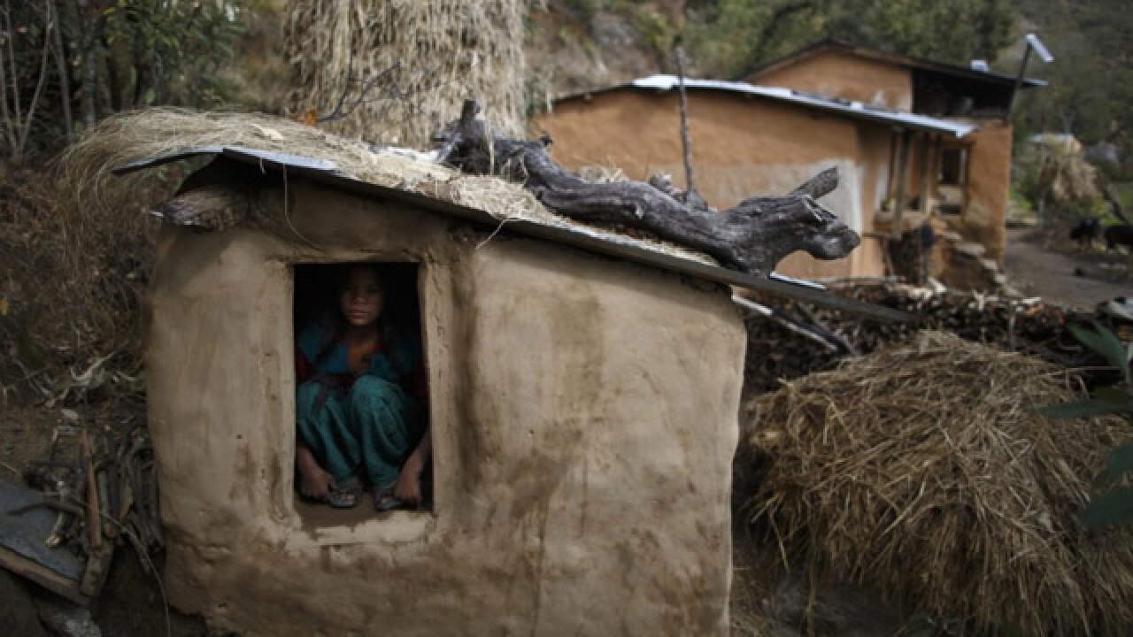 Điều kiện sống thiếu thốn, tạm bợ và thiếu an toàn khiến nhiều trẻ em gái bị nguy hiểm đến tính mạng - Ảnh: Navesh Chitrakar/Reuters