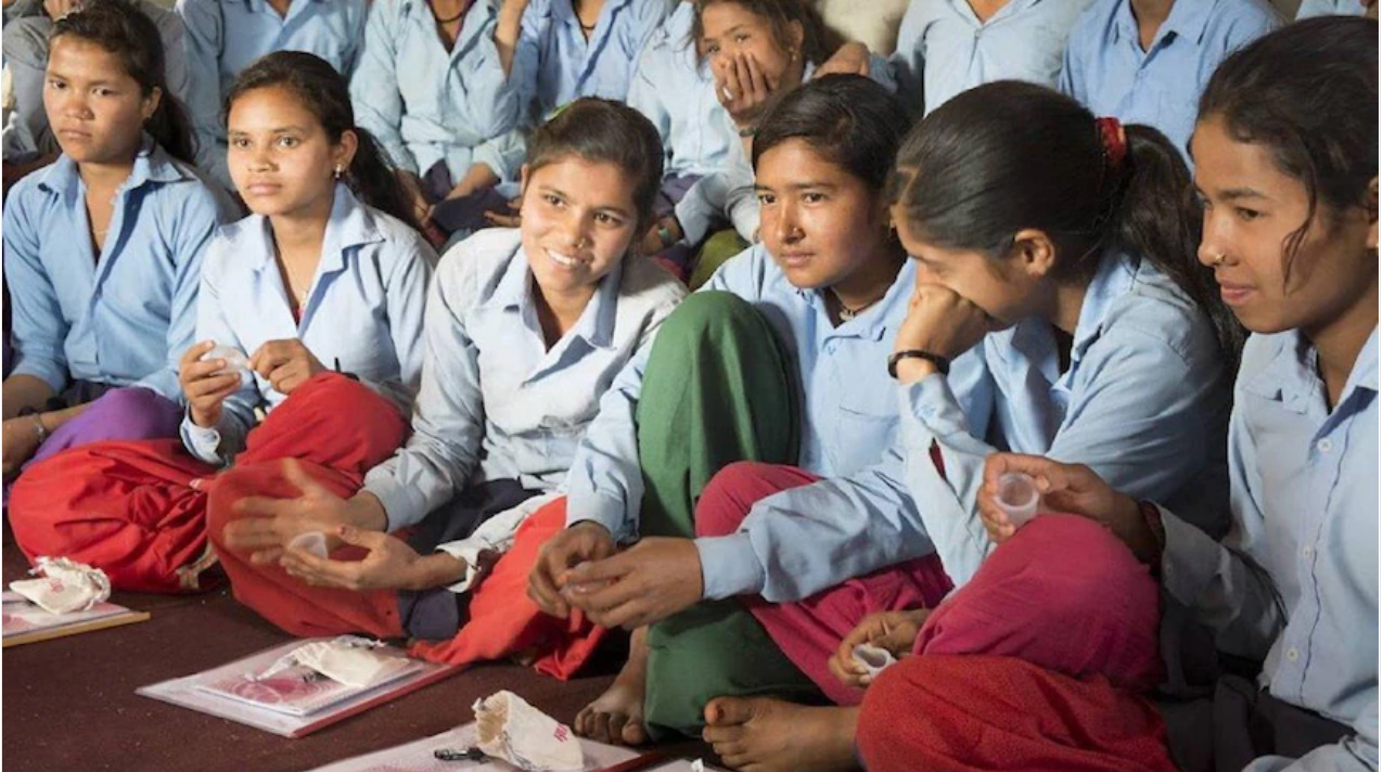 Nữ sinh Nepal học cách sử dụng cốc nguyệt san trong trường học - Ảnh: Clara Garcia/Ortes/ABC News