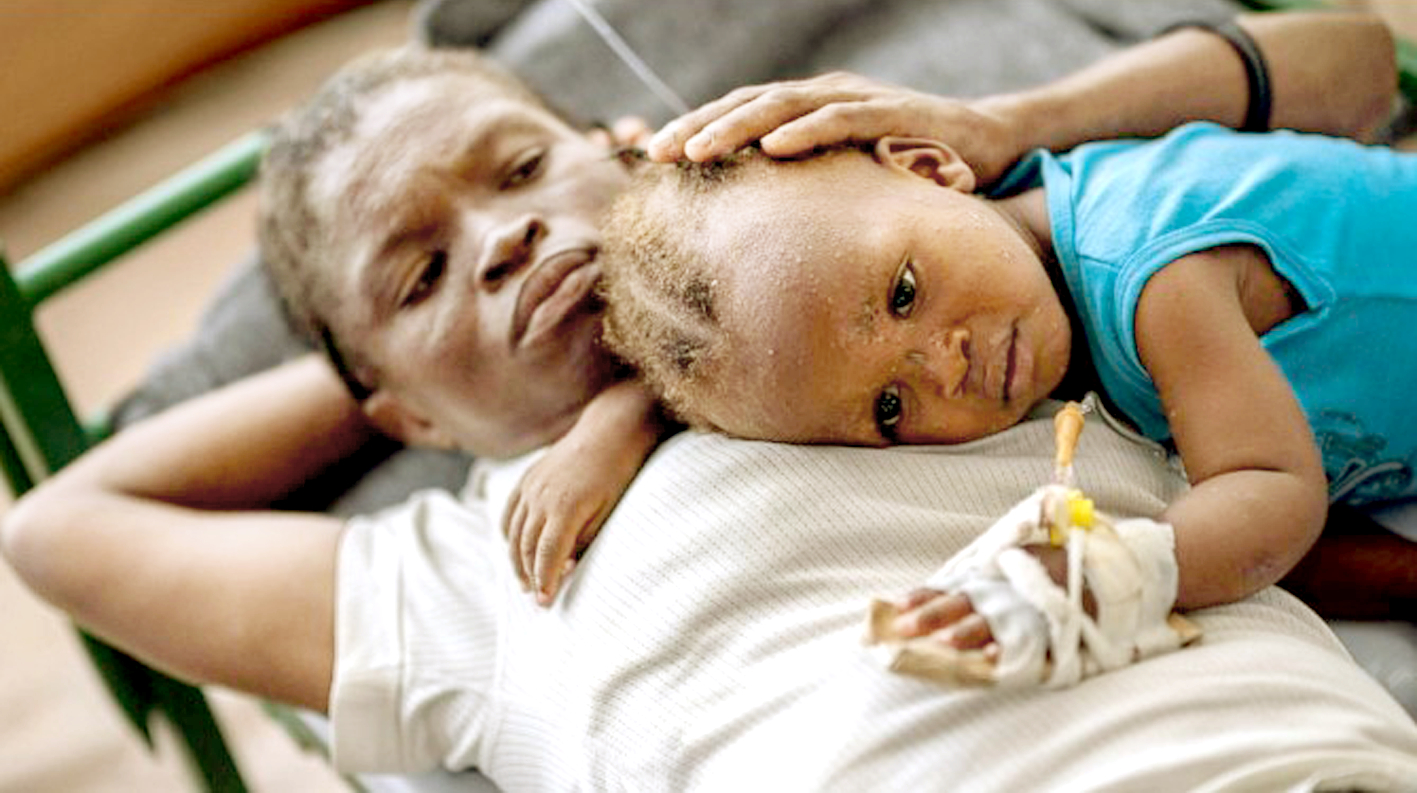 Một em bé hai tuổi đang được điều trị bệnh tả trong một căn lều tại Bệnh viện Bác sĩ không biên giới ở Haiti - ẢNH: REUTERS