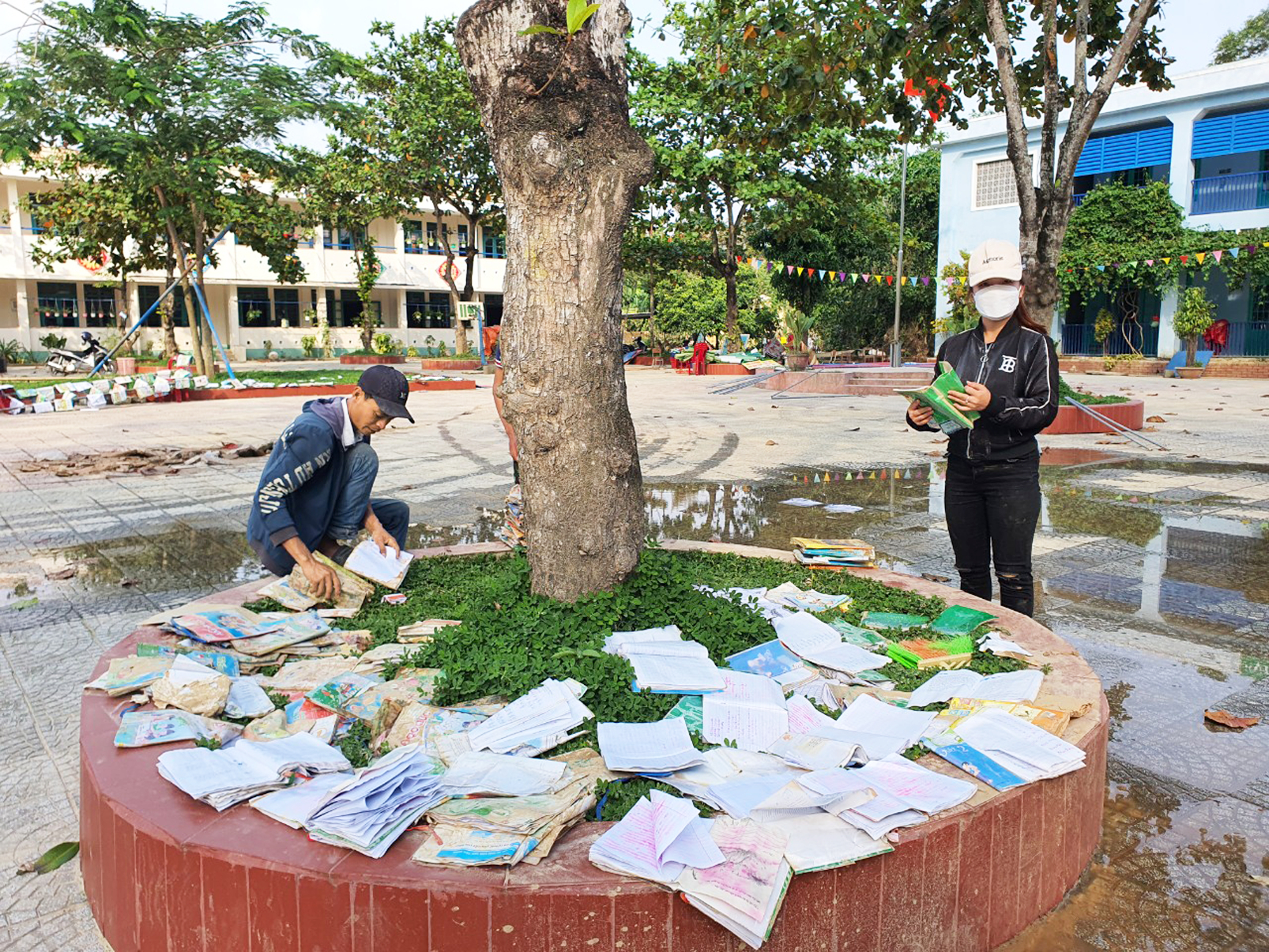 Giáo viên Trường tiểu học Hòa Sơn 1 (Đà Nẵng) phơi sách vở bị lũ ngâm - ẢNH: L.Đ.D.