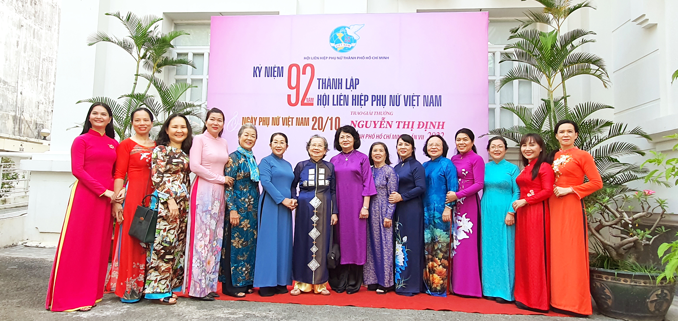 Các vị lãnh đạo Hội LHPN Việt Nam và Hội LHPN TP.HCM các thời kỳ tham dự buổi họp mặt kỷ niệm 92 năm ngày thành lập Hội LHPN Việt Nam, 12 năm ngày Phụ nữ Việt Nam (20/10)