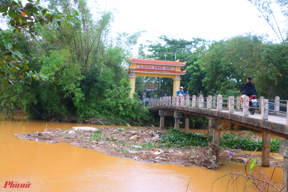 5-Trình trạng rác thải sau lũ cũng ngập tràn trên sông Phổ Lợi đoạn qua xã Phú Dương TP. Huế