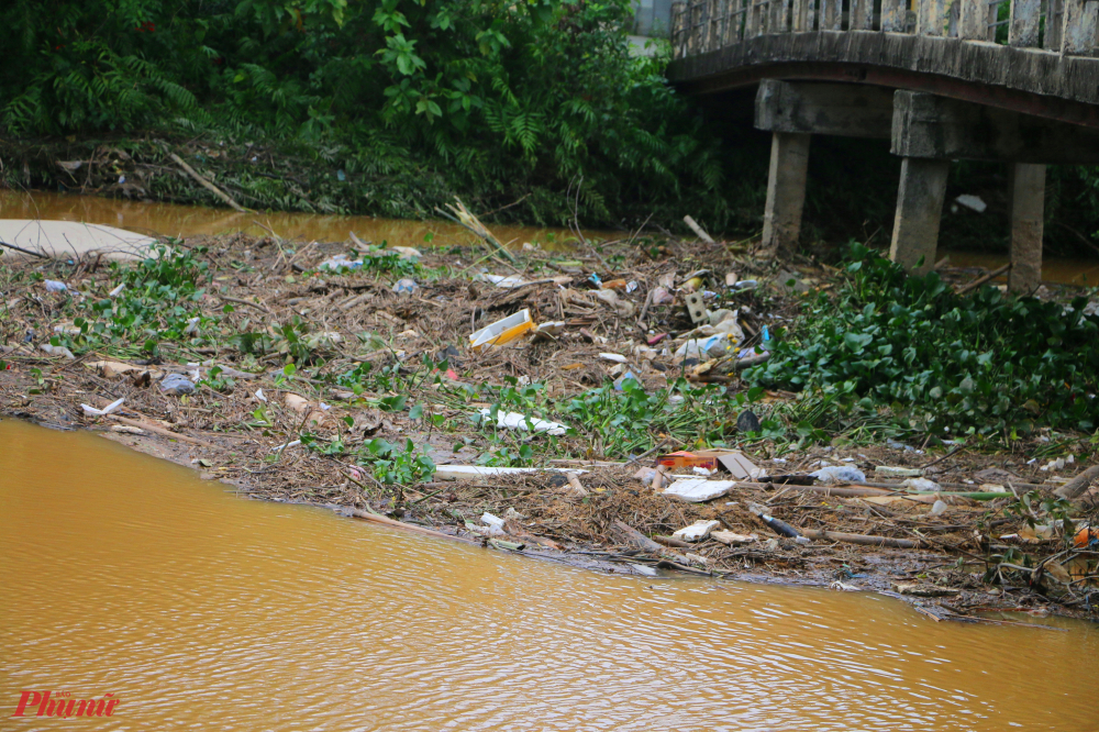 6-Tại đây rác thải tấp vào thành cầu tạo thành một bãi rác khổng lồ trên sông