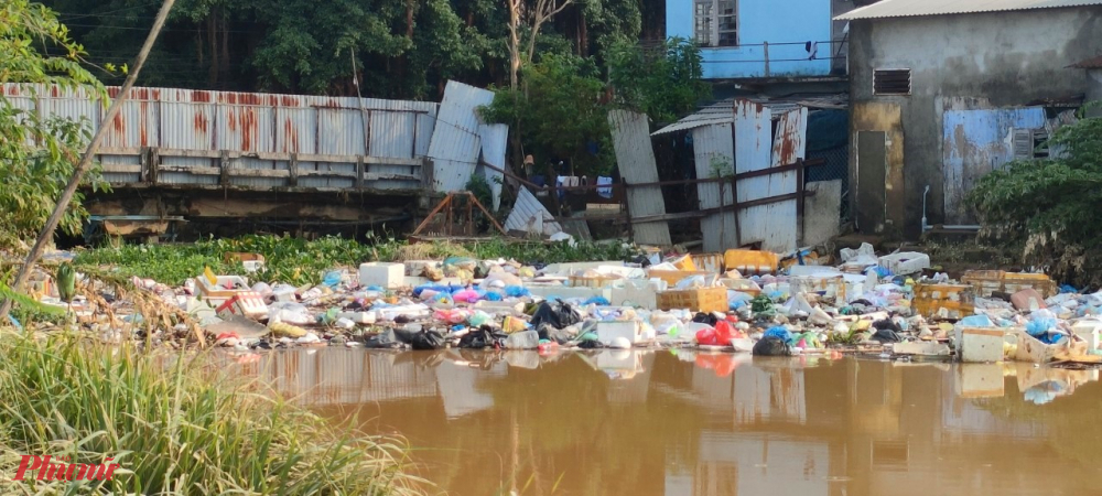 Theo quan sát của phóng viên Báo Phụ Nữ TP. HCM hiện nay rác thải theo dòng sông nước sông Như Ý “mắc kẹt” dưới chân  cầu Vân Dương khiến nơi nay trở thành một bãi chứa rác  khổng lồ