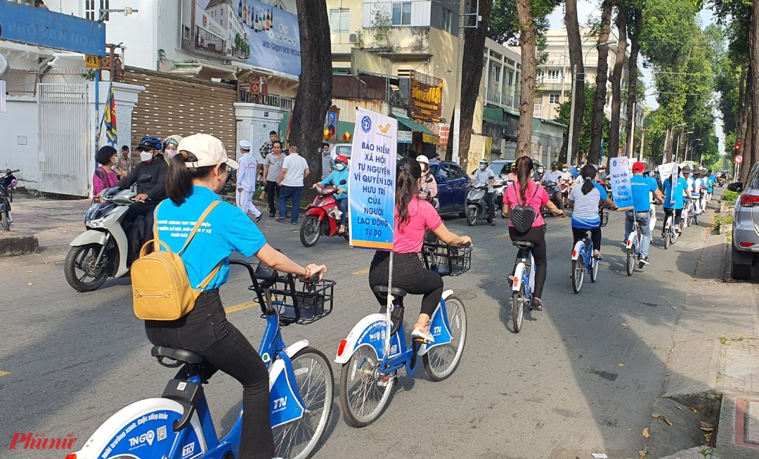 Dịp này cán bộ hội viên phụ nữ diễu hành xe đạp quanh các tuyến đường thành phố, vận động người dân và hộ gia đình cùng tham gia bảo hiểm xã hội tự nguyện, bảo hiểm y tế hộ gia đình vì quyền lợi của chính mình 