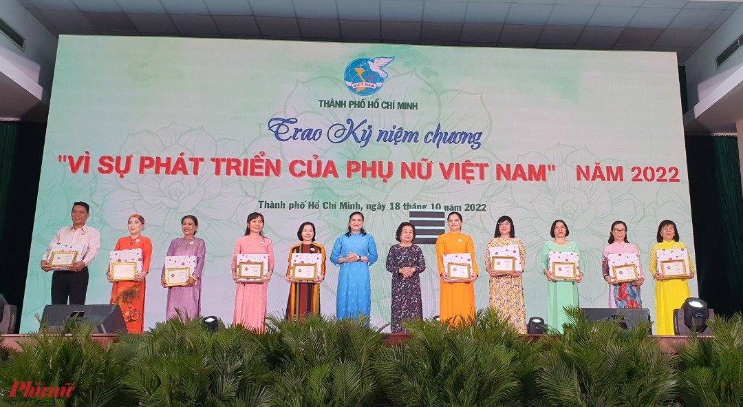 Nhân dịp họp mặt lần này, Đoàn Chủ tịch Trung ương Hội LHPN TP.HCM trao kỷ niệm chương “Vì sự phát triển của phụ nữ Việt Nam” cho 12 cá nhân là lãnh đạo chủ chốt các ban ngành, mặt trận, đoàn thể, đơn vị sự nghiệp công lập Thành phố, nhằm Nhằm vinh danh cho những cá nhân đã có nhiều đóng góp cho sự bình đẳng giới và sự phát triển của phụ nữ Việt Nam,