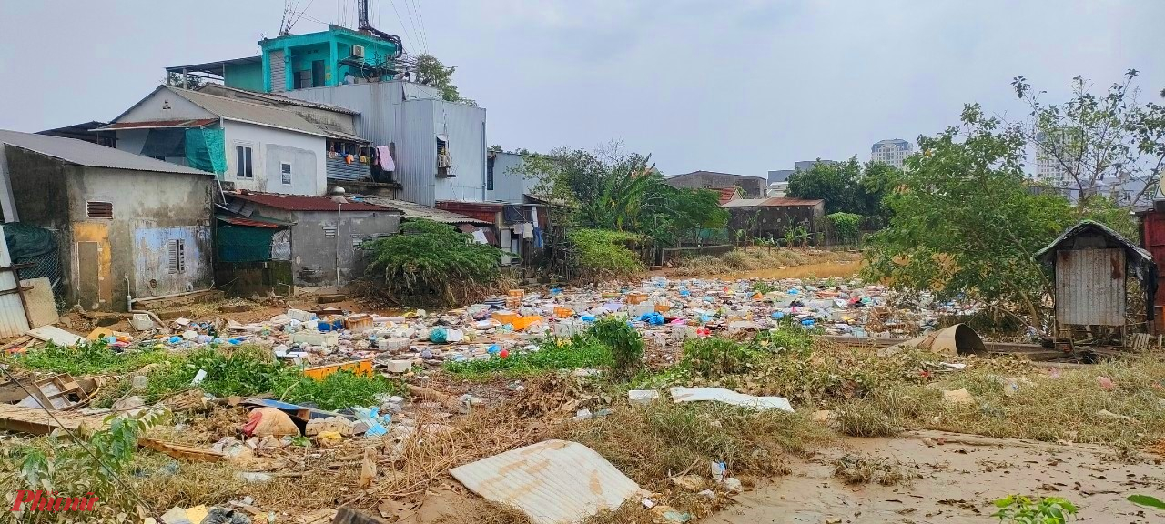 Người dân sinh sống gần khu vực cầu Vân Dương1 cho biết, hiện rác thải đã bốc mùi hôi thối ảnh hưởng đến cuộc sống của hàng trăm hộ dân đang sinh sống ở khu vực ven sông.