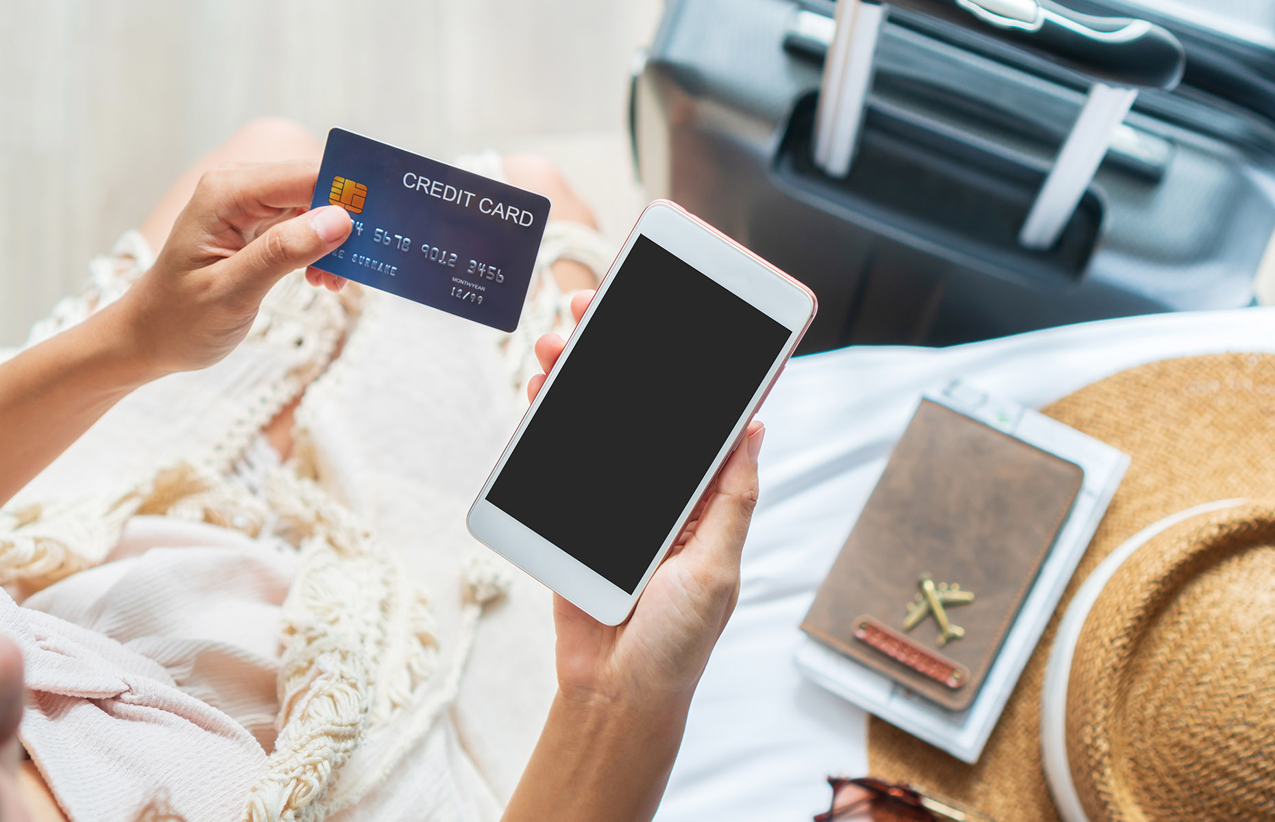5. Thẻ sắc nét Tùy thuộc vào quốc gia bạn đang đi du lịch, sử dụng thẻ có thể an toàn hơn so với mang theo tiền mặt. Và còn nhiều phương thức thanh toán không dùng tiền mặt khác mà bạn có thể sử dụng khi đi du lịch, bao gồm Apple Pay, Samsung Pay, PayPal và các loại thẻ du lịch như Revolut hoặc WeSwap. Nhưng hãy đảm bảo điện thoại của bạn được bảo mật và cập nhật công nghệ thanh toán mới nhất trước khi bạn đi. Ngoài ra, hãy cho nhà cung cấp thẻ của bạn biết bạn đang ra nước ngoài để thẻ không bị từ chối hoặc đóng băng tại điểm đến của bạn.   Cân nhắc sử dụng thẻ không có phí giao dịch nước ngoài, chẳng hạn như Hộ chiếu tiền mặt của eurochange có thể lưu trữ tối đa 10 loại tiền tệ trên thẻ của bạn cùng một lúc và nó luôn biết loại tiền tệ phù hợp để sử dụng mọi lúc mọi nơi.  Nếu định mua thứ gì đó đắt tiền, tốt nhất bạn nên sử dụng thẻ tín dụng. Bằng cách đó, nếu đồ lưu niệm của bạn bị đánh cắp, bạn có thể gọi cho công ty thẻ của mình và họ thường sẽ hoàn lại tiền. 