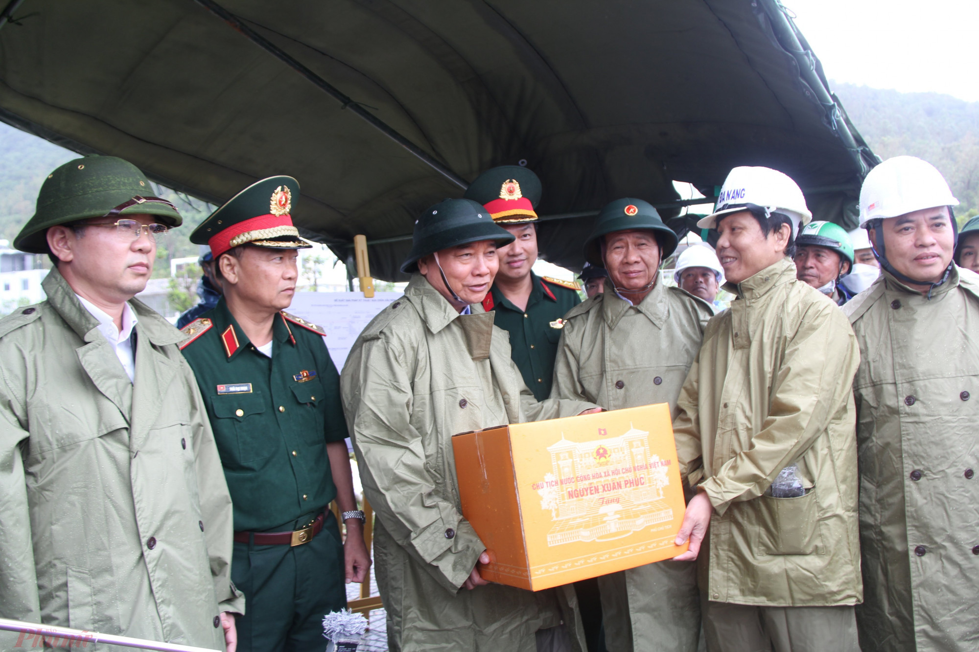 Chủ tịch nước tặng quà động viên các lực lượng tham gia ứng phó với đợt mưa lũ ngày 14/10