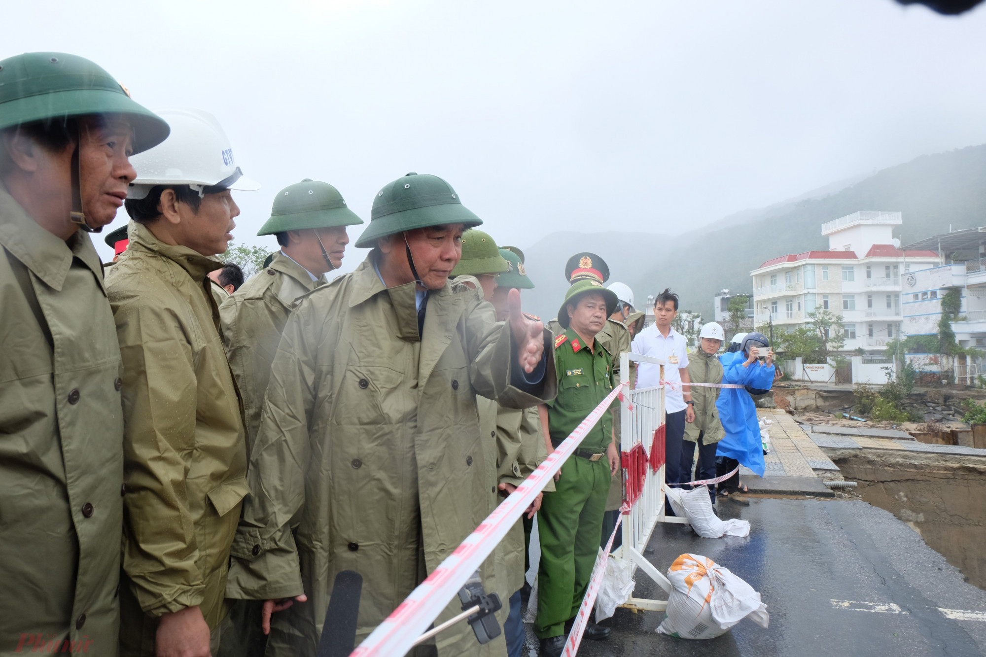 Chủ tịch nước kiểm tra tại một điểm sạt lở ở tuyến đường lên bán đảo Sơn Trà
