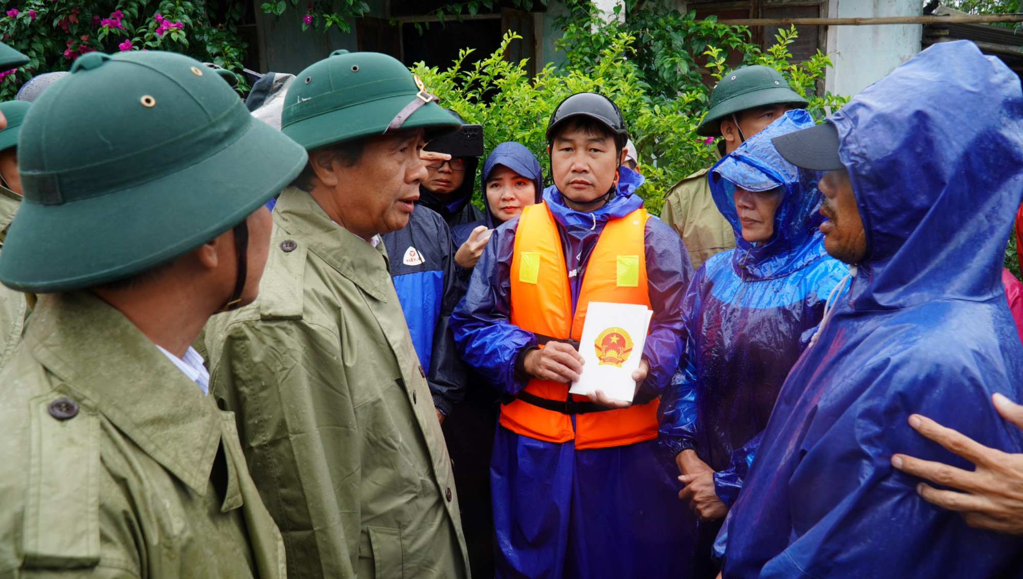 Phó Thủ tướng Lê Văn Thành đã ân cần thăm hỏi, động viên bà con xóm Mỹ Ổn, thôn An Xuân