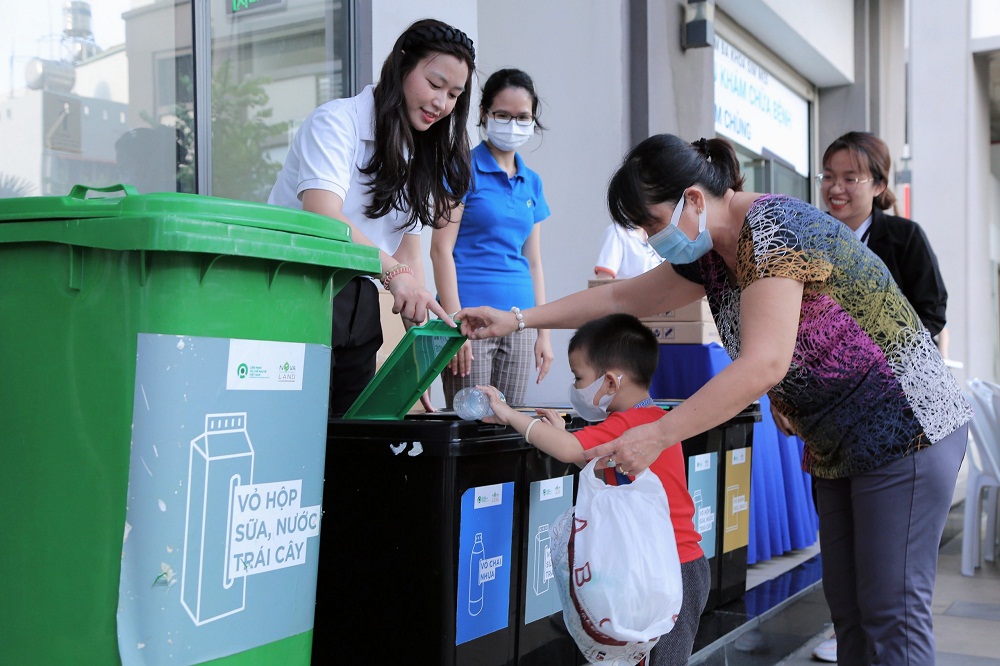 Nhiều gia đình và trẻ em học cách phân loại rác thải khoa học từ chương trình “Ngày hội sống xanh” của NovaGroup - Ảnh: NovaGroup