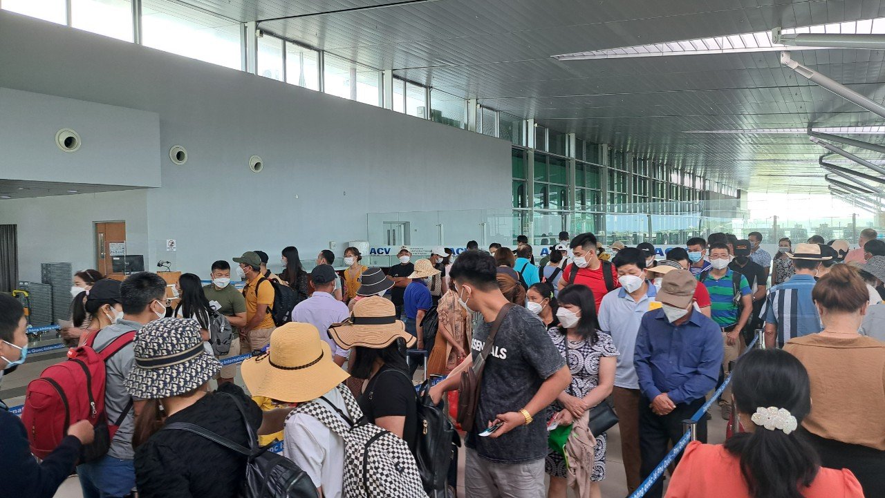 Phú Quốc hiện là điểm đến được quan tâm của các công ty lữ hành trong nước và quốc tế. Sân bay Phú Quốc nhiều thời điểm rơi vào quá tải trong mùa du lịch 