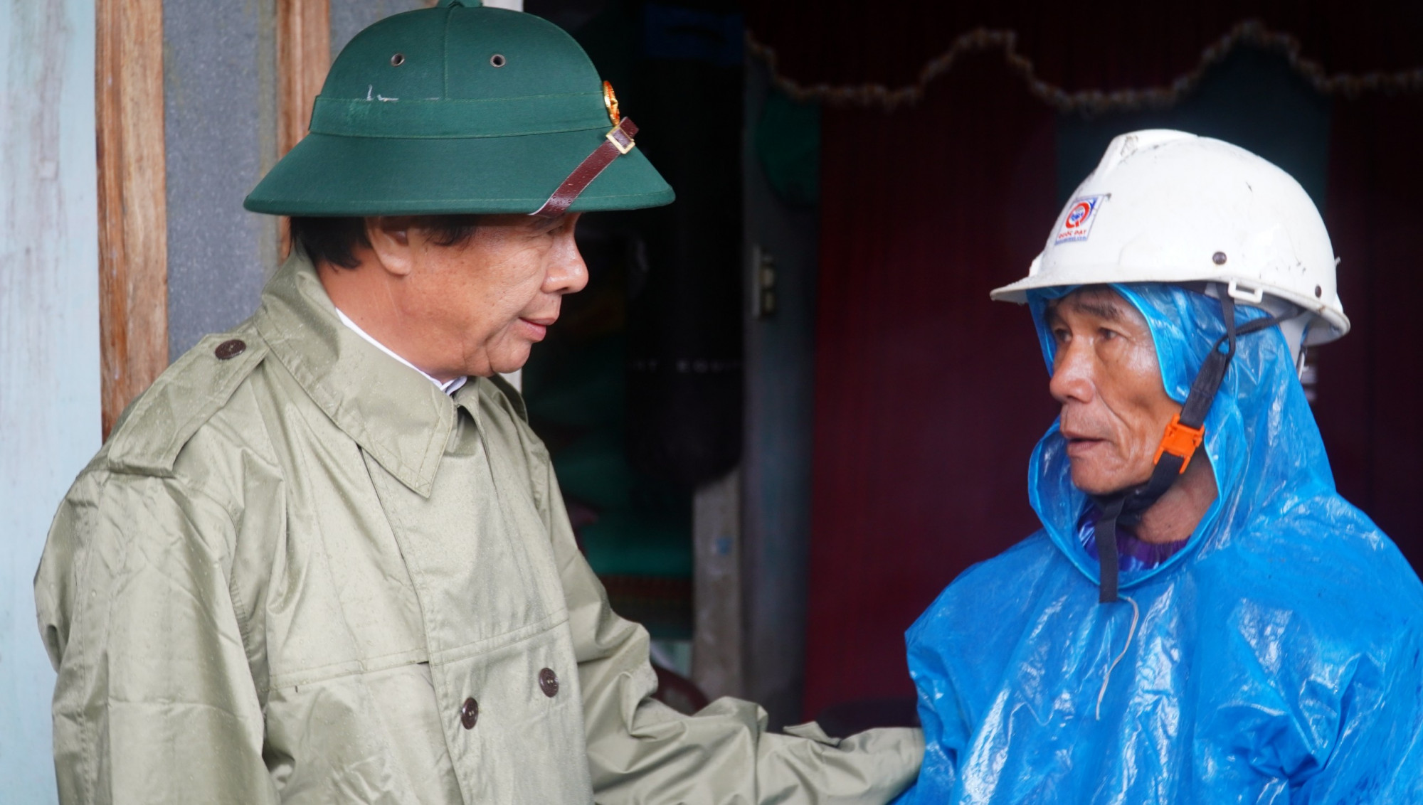 Phó Thủ tướng Chính phủ Lê Văn Thành thăm hỏi người dân vùng lũ
