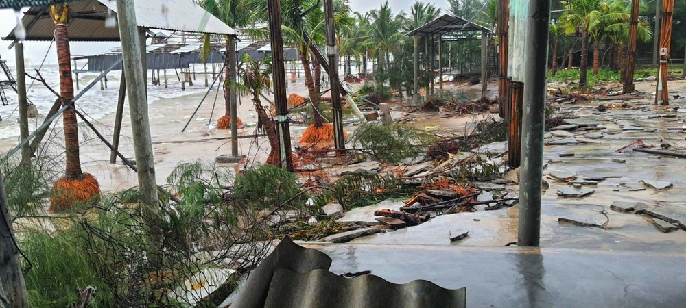 Hơn 20 hàng quán đã bị phá nát sau khi nước biển xâm thực vào bờ biển xã Lộc Vĩnh