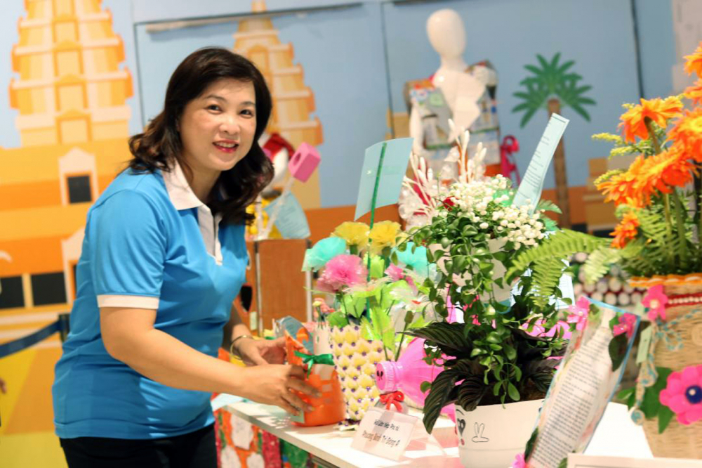 Chị Lý giới thiệu sản phẩm tham gia cuộc thi tái chế rác thải với chủ đề “Hãy tái chế tôi” tại trung tâm thương mại Aeon Mall Bình Tân
