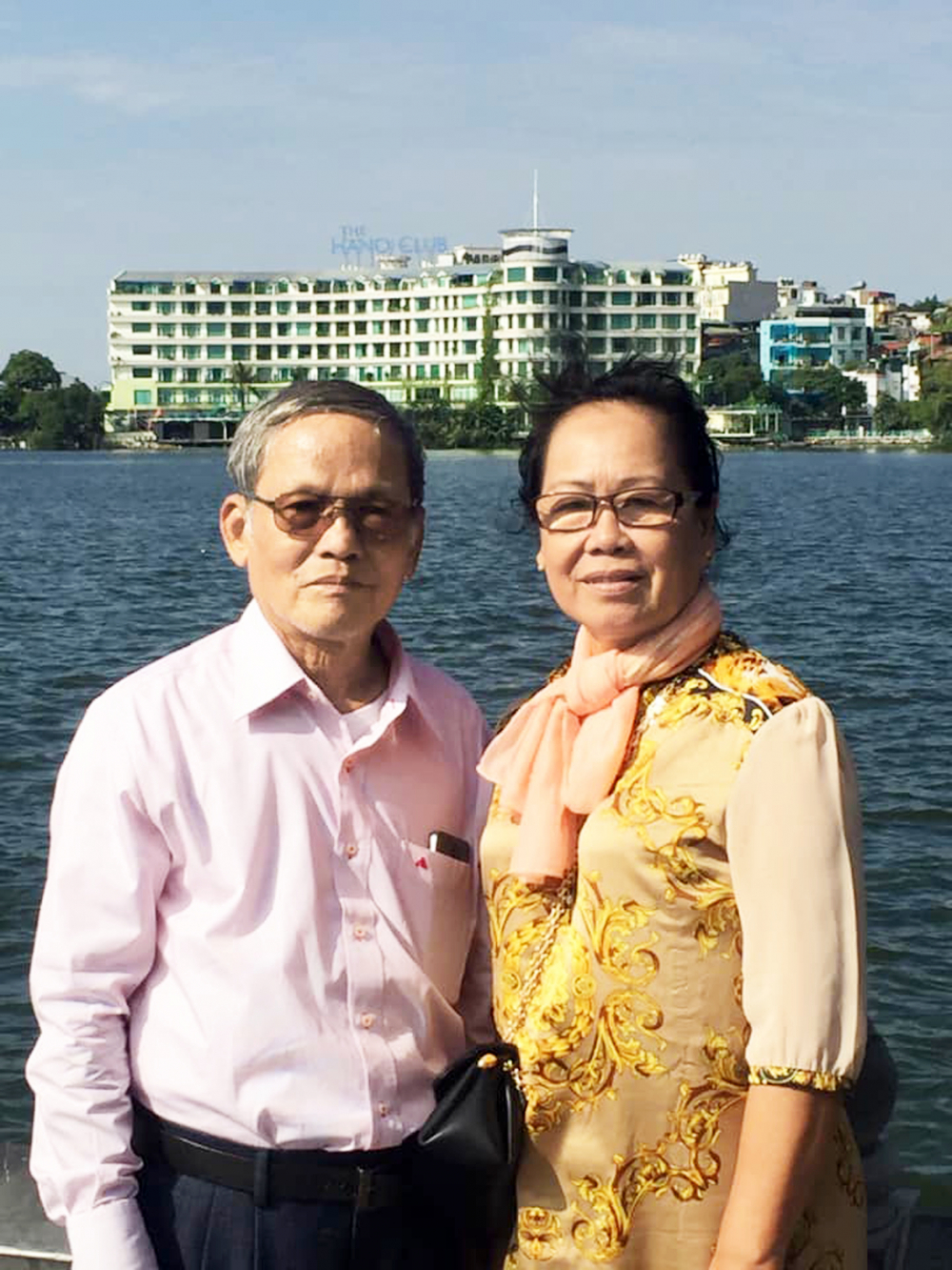 Ba mẹ của tác giả đi du lịch Hà Nội