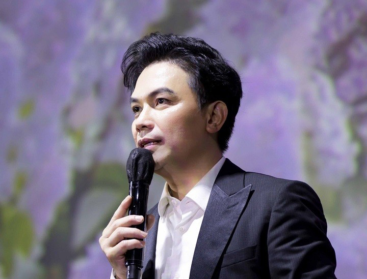Ca sĩ Mạnh Quỳnh biểu diễn trong một đêm nhạc tại TPHCM