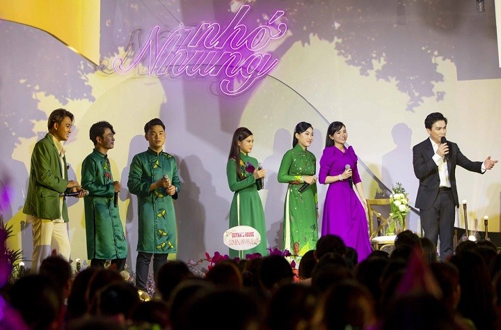 Ca sĩ Mạnh Quỳnh biểu diễn trong đêm nhạc tưởng nhớ ca sĩ Phi Nhung cùng các con nuôi của cố ca sĩ