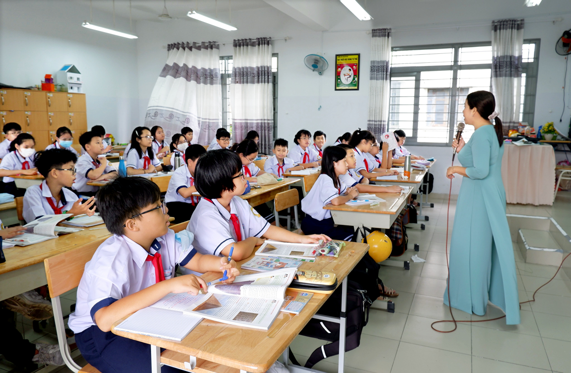 Học sinh lớp Sáu Trường THCS Phan Văn Trị (Q.Gò Vấp, TP.HCM) đang học môn tích hợp sử - địa - ẢNH: P.T